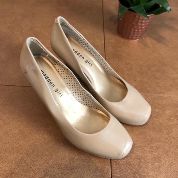 Neutral Closed-toe Heels - Picture 2 of 4